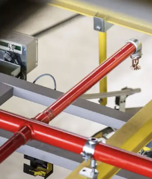 Brandschutz-Ingenieure mit Plänen und Modellen auf einem Tisch